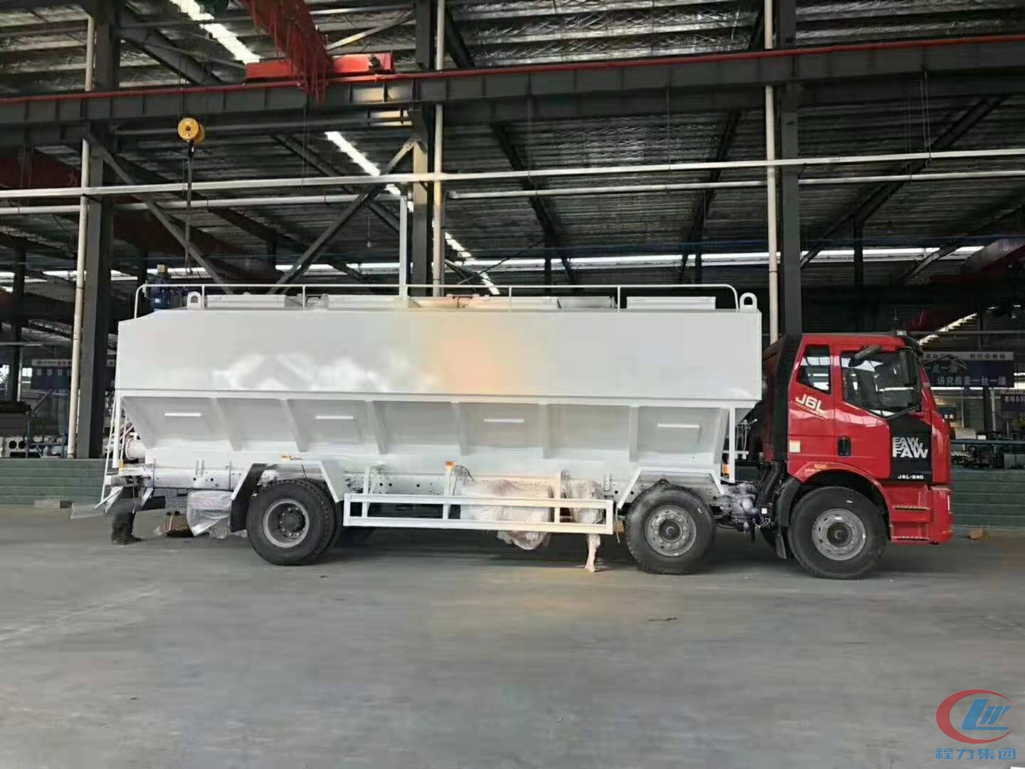 程力解放J6小三軸散裝飼料運輸車側(cè)面圖