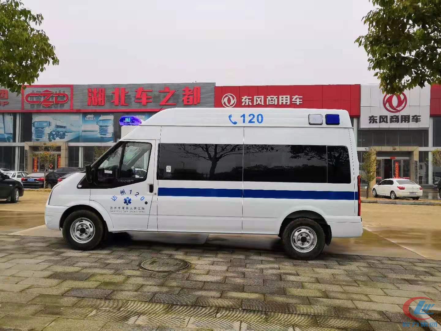 湖北程力福特V348高頂監(jiān)護型救護車側(cè)面圖