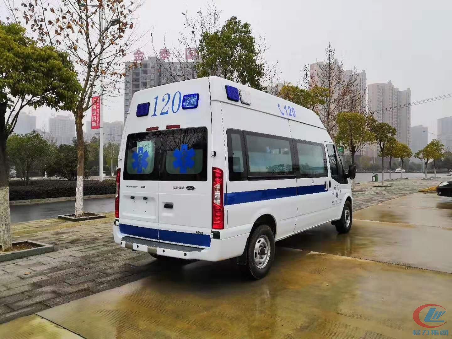 湖北程力福特V348高頂監(jiān)護型救護車側(cè)面圖