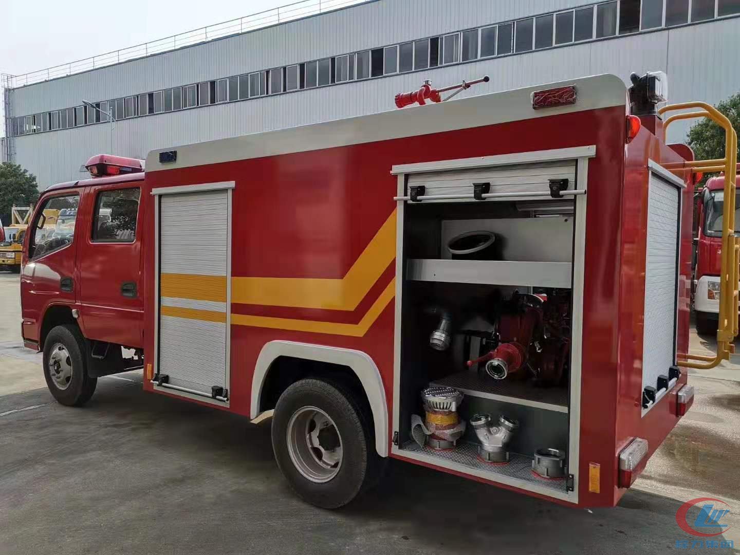 東風(fēng)多利卡水罐消防車側(cè)面圖