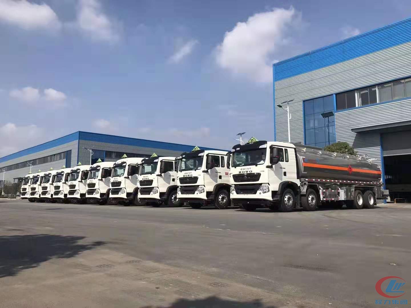 程力汽車集團(tuán)油罐車專業(yè)廠前油罐車