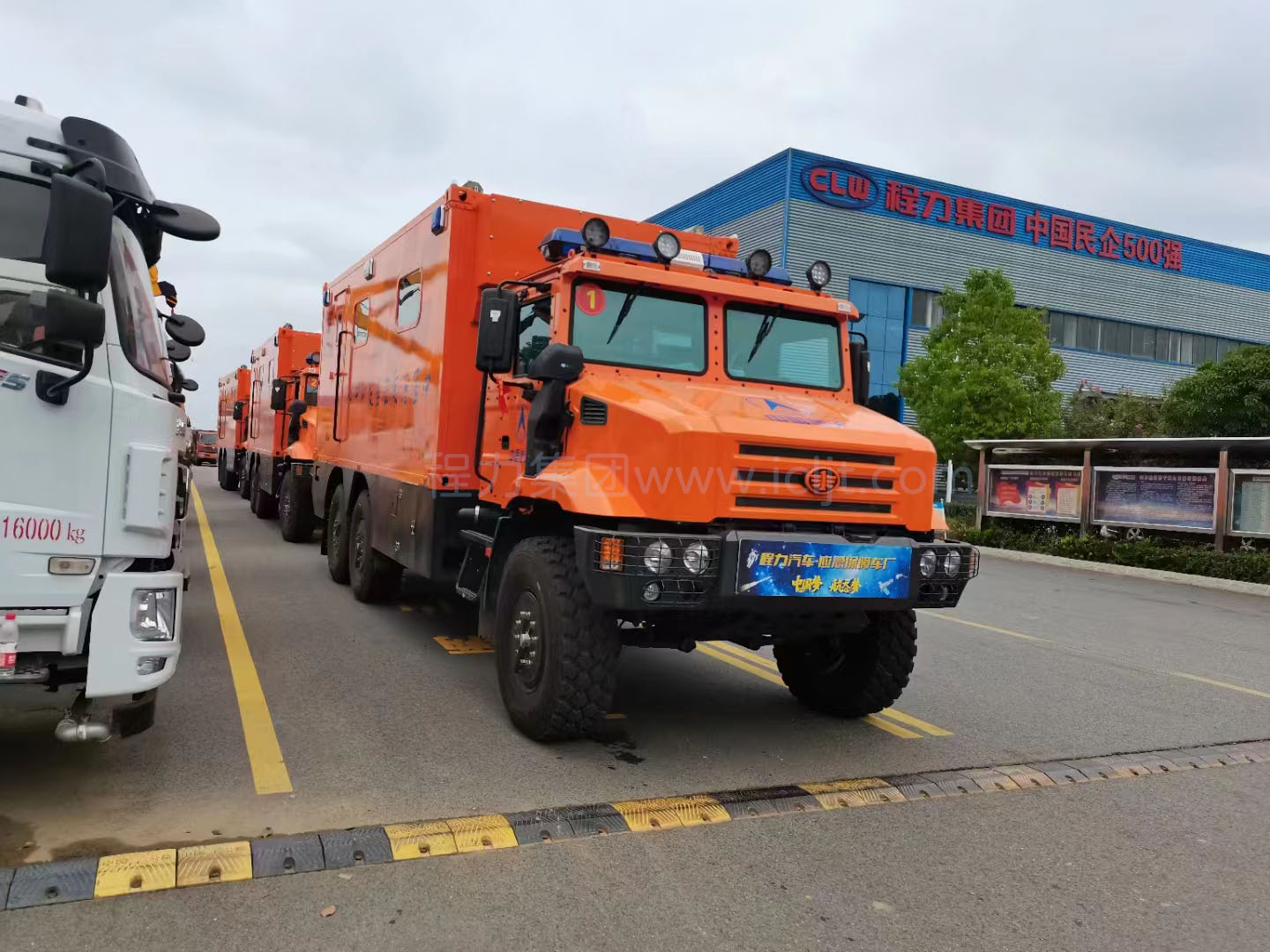 程力汽車集團航天醫(yī)保車高清照片