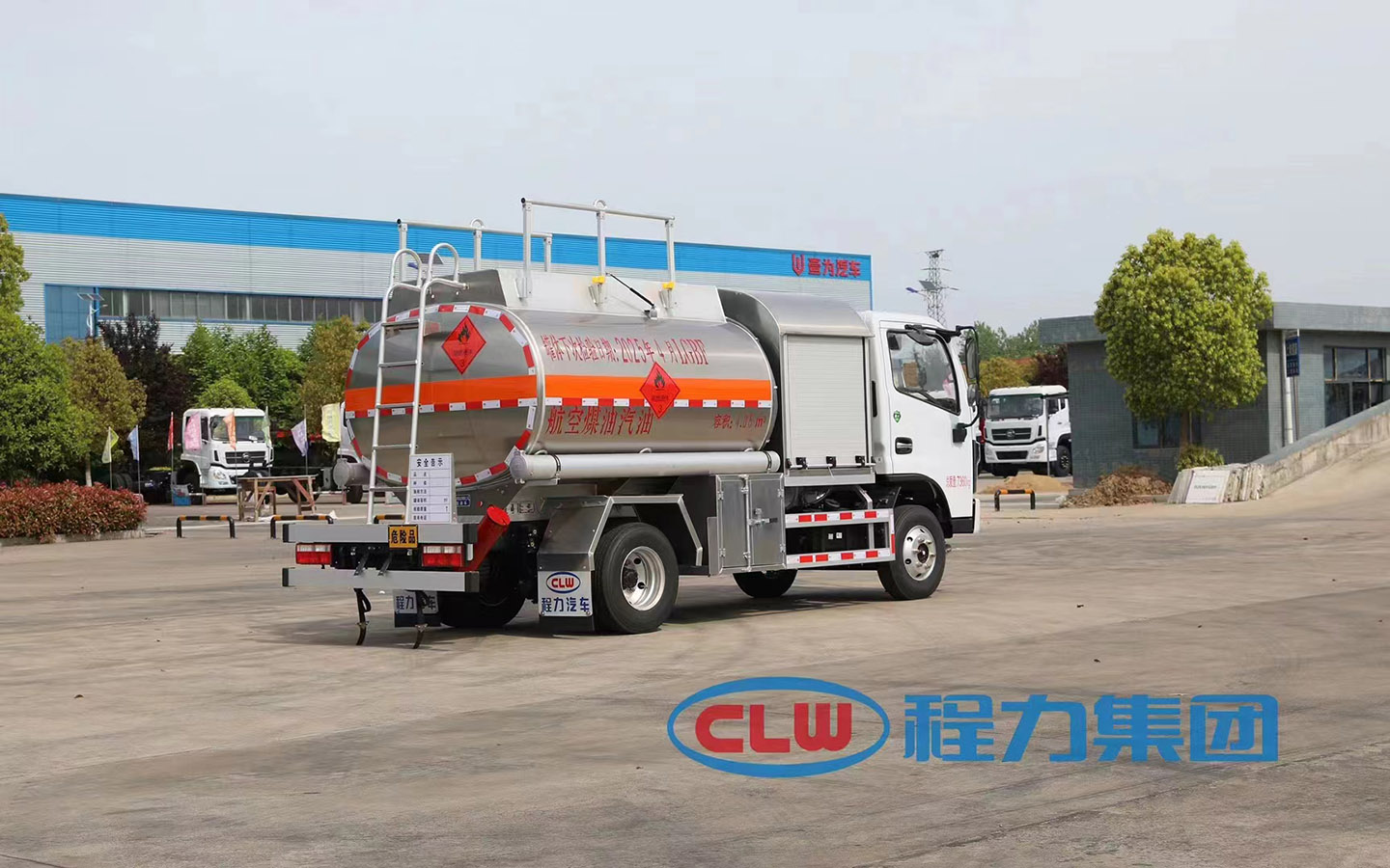 東風福瑞卡4立方小型飛機加油車側(cè)面照片