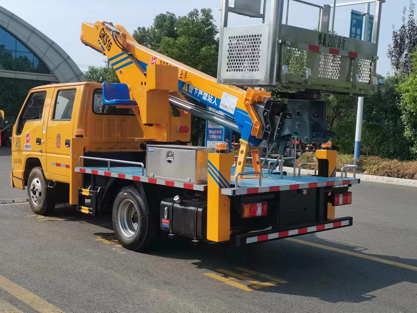 藍牌雙排駕駛室伸縮臂高空作業(yè)車