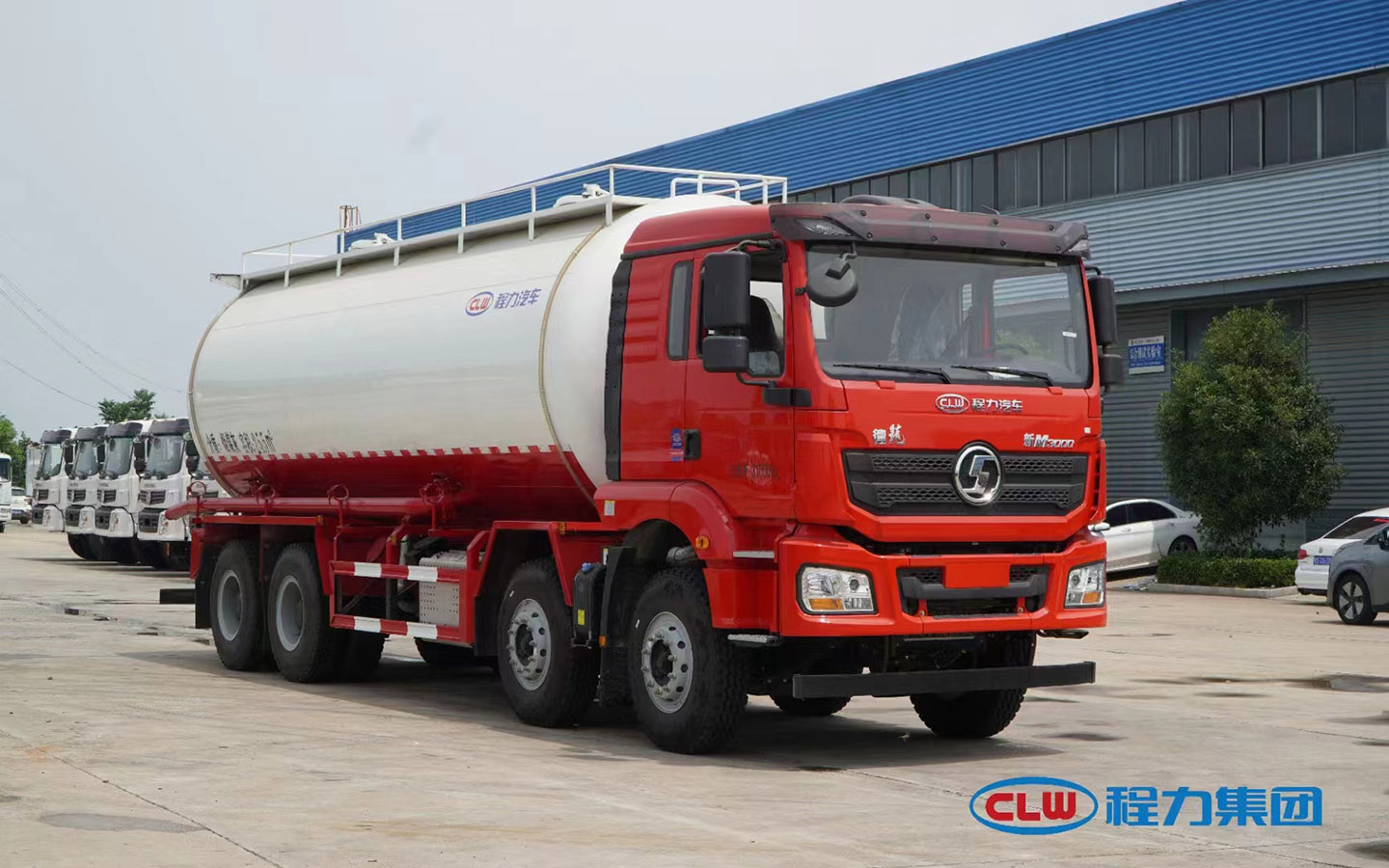 國(guó)六陜汽德龍前四后八低密度粉粒物料運(yùn)輸車(chē)