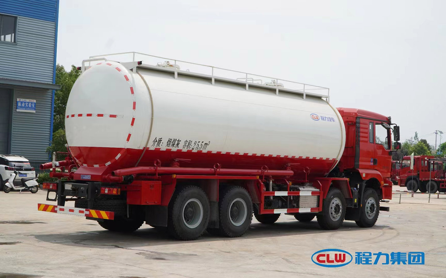 陜汽德龍前四后八低密度粉粒物料運(yùn)輸車(chē)