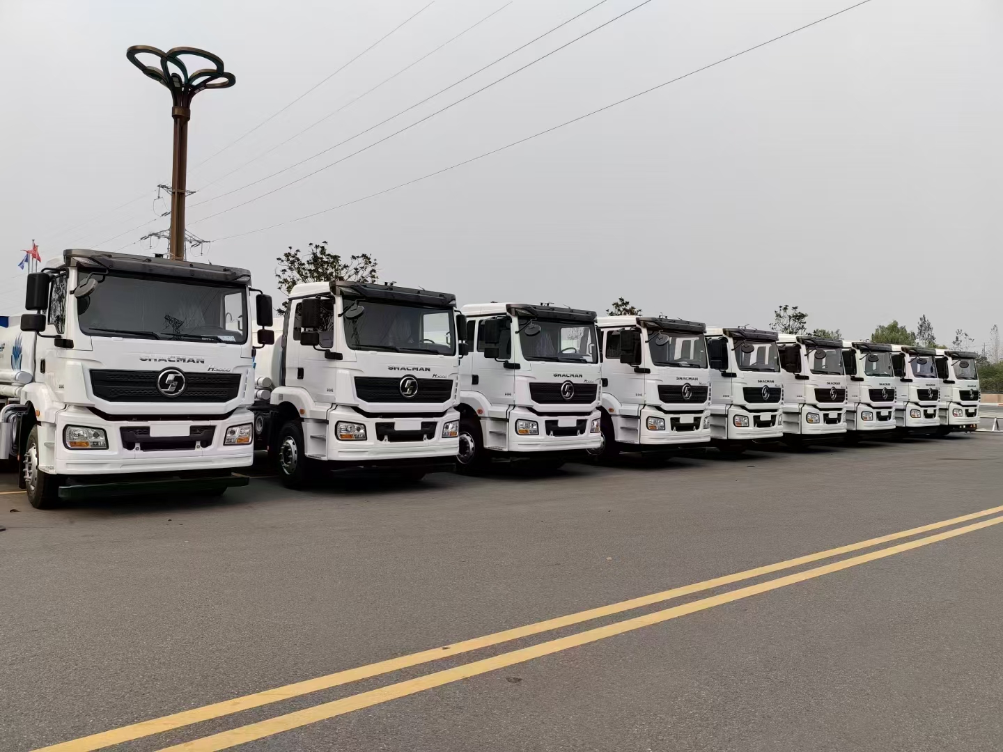 程力汽車集團(tuán)陜汽德龍灑水車批量訂單